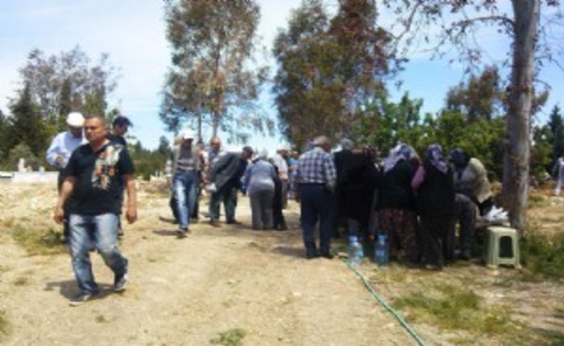 Yeniköy'de imece usulü mezarlık temizliği